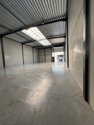In een rustige, goed bereikbare bedrijvenzone nabij de Brugsestraat te Oostkamp bevindt zich deze instapklare nieuwbouw KMO-unit van 285,39 m²...