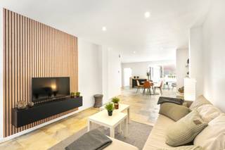 Goedgelegen op wandelafstand van het centrum: charmant gerenoveerde woning met 3 grote slk, en STADSTUIN. Kwalitatieve renovatie, met oog en...