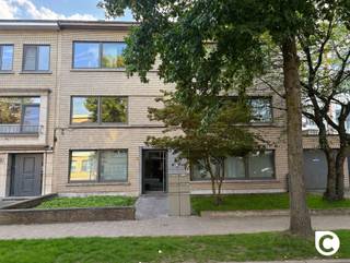 <p><span>2-slaapkamerappartement met tuin!</span><span><br />Dit instapklare appartement op het gelijkvloers van een kleinschalig gebouw zonder lift is rustig gelegen en geniet van een uitstekende, centrale ligging. U bevindt zich op korte afstand van lokale winkels, openbaar vervoer, scholen en sportfaciliteiten. De ideale combinatie van comfortabel wonen en een vlotte bereikbaarheid.</span></p><p><span>Inkomhal</span><span><br />Via de verzorgde inkomhal betreedt u het appartement. De hal is uitgerust met een parlofoon, een praktische ingemaakte vestiairekast en biedt toegang tot het aparte toilet.</span></p><p><span>Leefruimte &amp; keuken</span><span><br />De lichtrijke leefruimte geniet dankzij de grote raampartijen aan de voorzijde van het gebouw van een aangename natuurlijke lichtinval, wat zorgt voor een ruimtelijk en warm gevoel.<br />De half open keuken is volledig uitgerust met een ingebouwde oven, koelkast, vaatwasser en keramische kookplaat. Bovendien beschikt ze over voldoende werk- en opbergruimte, ideaal voor wie graag kookt.</span></p><p><span>Slaapkamers, badkamer &amp; berging</span><span><br />Aan de rustige achterzijde van het appartement bevinden zich de twee slaapkamers, waardoor u optimaal geniet van rust en privacy.<br />Vanuit één van de slaapkamers heeft u toegang tot de tuin.<br />De badkamer is uitgerust met een douche een handdoekradiator en een dubbele lavabo met stijlvol badkamermeubel en spiegelkast.<br />Verder beschikt het appartement over een praktische berging met aansluiting voor een wasmachine.</span></p><p><span>Tuin &amp; kelder</span><span><br />De ruime tuin is gunstig georiënteerd op het zuidwesten en biedt een rustige, private buitenruimte waar u volop kunt genieten van de namiddag- en avondzon. Ook is er een privatieve kelder voorzien van 5m².</span></p><p><span>Huurprijs en maandelijkse kosten:</span></p><p><span>Huurprijs: €990/maand <br />Provisiekosten €40/maand (minuterie en onderhoud gemene delen).</span></p><p><span>Beschikbaar: 01/01/2027</span></p><p><span> </span></p><p><span>Extra troeven:</span></p><p><span>- Toplocatie</span></p><p><span>- Tuin</span></p><p><span>- Individuele meters</span></p><p><span>- Lage maandelijkse kosten</span></p><p><span>- EPC B</span></p><p><span> </span></p>