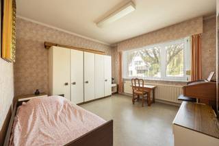 Dit charmant huis met aangename look & feel op een toplocatie is aan vernieuwing toe. Perfecte locatie in een residentiële buurt vlakbij centrum Schilde. Goede mobiscore.<br /><br />INDELING: Inkomhal met vestiaire en gastentoilet, toegang tot de kelder- bureau met mogelijkheid extra slaapkamer - zeer lichtrijke leefruimte met open haard en zicht op de tuin - ingerichte keuken met toegang tot terras en tuin - Verdieping 1 omvat 2 slaapkamers met ingemaakte kasten en badkamer met ligbad en lavabomeubel. Extra bergruimte. Buiten: mooie tuin met ZO oriëntatie en bijgebouw met garage/wasruimte. Er is voldoende parkeergelegenheid op de oprit.<br /><br />BIJZONDERHEDEN: Woning op zeer gegeerde locatie -P&G score: A - EPC: 343 UC 3980359 - Beschikbaar bij akte<br />Meer info? Bel 03 361 51 51 of via info@yvesvanpelt.be
