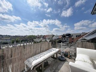 Dit bijzonder ruime en hoogwaardig afgewerkte triplex appartement is gelegen op de tweede verdieping op de gegeerde stadsrand van Gent. De locatie biedt de ideale balans tussen stadsnabijheid en uitstekende bereikbaarheid: op amper 10 minuten fietsen bevindt u zich in het hart van Gent, terwijl u met de wagen een directe en vlotte aansluiting heeft op de belangrijkste invalswegen.<br /><br />Bij het betreden van het eerste niveau van het appartement valt meteen de indrukwekkende leefruimte op. De ruime eet- en woonkamer vormen één mooi, lichtrijk geheel en sluiten naadloos aan op de uitgebreide, moderne keuken met kookeiland – dé perfecte plek voor wie van koken en gastvrijheid houdt.<br /><br />Op het tweede niveau bevinden zich twee zeer royale slaapkamers en een stijlvol uitgeruste badkamer voorzien van een comfortabele inloopdouche. Als kers op de taart beschikt dit niveau over een fijn en ruim terras dat ideaal zongericht is, waar u in alle rust kunt genieten van het buitenleven.<br /><br />Indeling van het appartement:<br /><br />Eerste niveau: Inkomhal - royale leefruimte (woon- en eetkamer) - uitgebreide open keuken met kookeiland - toilet.<br />Tweede niveau: Nachthal - slaapkamer 1 - slaapkamer 2 - moderne badkamer met inloopdouche - ruim en zongericht terras.<br />Derde niveau: Zolder<br /><br />Praktische info:<br /><br />- Provisie voor onderhoud gemene delen van 75,00 EUR/maand<br />- Beschikbaar vanaf 01/11