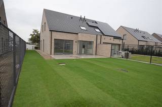 Net buiten het centrum van Oedelem maar vlakbij winkels, bakkers, slagers,... vinden we deze recente woning.De woning heeft een uitzonderlijk ruime...