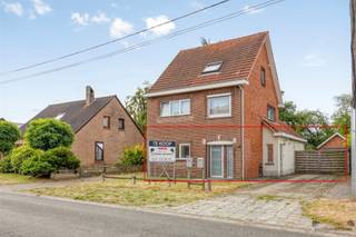 <p><span>Unique opportunity as yield property!</span></p><p><span> </span></p><p><span>Revenue property of 2 apartments in Leopoldsburg for sale. Possibility to buy at 7% registration duties provided the fiscal conditions are respected. </span></p><p><span>The apartments are leased to Wonen in Limburg or WIL. It gives you as an investor a monthly payment </span></p><p><span> </span></p><p><span>Apartment 1</span></p><p><span>A ground floor apartment va, +/- 79m² with guest toilet, entrance hall, open living space and kitchen, basement, bathroom installed with shower and sink and 1 bedroom. Includes garage and beautiful south facing garden.</span></p><p><span> </span></p><p><span>Apartment 2</span></p>