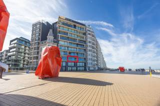 <strong>Modern appartement met 2 slaapkamers op de Albert I-Promenade</strong><br />Op de tweede verdieping van de standingvolle en moderne Residentie Royal Phare, gelegen op de prestigieuze Albert I-Promenade, bevindt zich dit lichtrijk en instapklaar appartement met hoogstaande  kwalitatieve afwerking, frontaal zeezicht en een unieke ligging. Het pand combineert comfort met stijl en is ideaal als tweede verblijf of investering.<br /><u>Indeling</u>:
<ul>
	<li> Ruime leefruimte met grote raampartijen en terras met frontaal zeezicht</li>
	<li> Moderne open keuken, uitgerust met hoogwaardige toestellen</li>
	<li> 2 slaapkamers, waarvan één momenteel ingericht als dressing</li>
	<li> Stijlvolle badkamer met bad, inloopdouche en dubbele lavabo</li>
	<li> Apart gastentoilet en aparte berging</li>
</ul>
<u>Praktisch</u>

<ul>
	<li> Oppervlakte 85 m² + Terras: 5 m²</li>
	<li> EPC: 68 kWh/m² - A-label</li>
	<li> Niet-geïndexeerd K.I.: € 1.175</li>
	<li>mogelijkheid tot huren of kopen van parking in de buurt</li>
</ul>