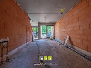 <span><strong>VOLLEDIG AFGEWERKTE WONING AAN ! 6% BTW ! OP EEN PERCEEL VAN 2A58CA TE STOKKEM <br /><br />TROEVEN<br /></strong>- <span>Prachtige ligging nabij het kasteel Carolinaberg.</span><br /><span>- Ideaal gelegen nabij De Wissen en natuurgebied Negenoord. </span> <br />- Energiezuinige woning!! <br />- Verlaagd BTW-tarief van 6% BTW!<br />- Bewoonbare oppervlakte: 167 m². <br />- Mogelijkheid om je droomtuin aan te leggen aan de achterzijde van de woning.<br />- Terras aan de achterzijde met zicht op de tuin. <br />- EPB in opmaak! <br />- Inpandige garage!<br /><br /><span><strong>DE WONING ZAL BESTAAN UIT: </strong></span><br /><strong><br />GELIJKVLOERS 00 | </strong>inkomhal, woonkamer, keuken, berging, toilet & inpandige garage. </span><br /><br /><span><strong>VERDIEPING</strong> <strong>+01 | </strong>overloop/nachthal, 3 slaapkamers, dressing, badkamer.<br /><br /></span><strong>ZOLDER +02</strong><br /><span><br /><strong>EXTERIEUR | </strong>ruime tuin aan de achterzijde & terras. <br /></span><br /><span><strong>EXTRA</strong></span> <br />
<p><strong><span>Tijdslijn werken (onder voorbehoud):</span></strong></p>
<p><span>Juni:</span></p>
<ul>
<li>Plaatsen isolatiebeton</li>
<li>Vloerverwarming</li>
<li>Chape-vloeren</li>
<li>Pleisterwerken</li>
</ul>
<p><span>Juli:</span></p>
<ul>
<li>Vloeren</li>
<li>Keuken</li>
<li>Badkamer</li>
<li>Binnendeuren</li>
<li>Installatie Warmtepomp</li>
<li>Aansluiting verluchtingssysteem</li>
</ul>
<p><strong>Vermoedelijke oplevering medio augustus 2026</strong></p>
<strong>RENDERS:<br />De afgebeelde renders zijn slechts indicatief en kunnen bijgevolg niet als bindend worden beschouwd. </strong>