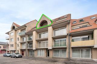 Ontdek dit aangename duplexappartement op de derde en vierde verdieping van residentie Het Vijfde Seizoen, gelegen in de Sint-Jansstraat 4 te Oostende. Dit verzorgd appartement geniet van een uitstekende ligging met een vlotte verbinding naar het stadscentrum en bevindt zich in de nabijheid van grote baanwinkels, wat zorgt voor optimaal dagelijks comfort en bereikbaarheid.<br /><br />De leefverdieping omvat een lichtrijke woonkamer met tegelvloer en een open keuken. Aansluitend vindt u een gezellig zuidgericht terras, de ideale plek om in alle rust van de zon te genieten. Verder beschikt deze verdieping over een inkomhal met gastentoilet en een praktische berging onder de trap.<br /><br />Op de bovenverdieping bevinden zich twee volwaardige slaapkamers. Eén slaapkamer beschikt over een eigen badkamer en een aparte dressing of bergruimte. De tweede slaapkamer is voorzien van aansluitingen voor een wasmachine en de elektrische boiler. Daarnaast is er een extra toilet in de nachthal, wat het wooncomfort nog verhoogt.<br /><br />Het gebouw is uitgerust met een lift, wat het appartement extra toegankelijk maakt.<br /><br />Dit duplexappartement is ideaal voor eigen bewoning, starters of als interessante investering.<br /><br />