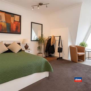 <p><span>ANTWERPEN |APPARTEMENT OP EEN ABSOLUTE TOPLOCATIE AAN HET STEEN | GELEGEN OP DE ZESDE VERDIEPING VAN EEN MONUMENTAAL GEBOUW MET LIFT | EPC 222 (C) |</span></p><p><span>Op de zesde verdieping van de verzorgde residentie "De Gouden Reaal" bevindt zich dit lichtrijke instapklare éénslaapkamer appartement. </span></p><p><span>Indeling als volgt: Lichtrijke woonkamer - Slaapkamer - Keuken met genoeg opbergplaats - Badkamer met douche, toilet en lavabomeubel. </span></p><p><span> </span></p><p><span>De flat is momenteel verhuurd voor 900 euro per maand.</span></p><p><span> </span></p><p><span>extra troeven: </span></p><p><span>- Zeer gunstig gelegen op een toplocatie in het historisch centrum</span></p><p><span>- Gemeenschappelijk terras met knap uitzicht op de oude stadskern  (Het Steen / Schelde / het Stadhuis / ...) op hetzelfde verdiep als het appartement</span></p><p><span>- Elektriciteit conform tot 2038</span></p><p><span>- 2 liften aanwezig in het gebouw</span></p><p><span>- Gemeenschappelijke fietsenstalling</span></p><p><span>- Erfpacht tot 2074 (met vergoeding)</span></p><p><span>- Recente collectieve, condenserende verwarmingsketel (2019)</span></p><p><span>- Asbestveilig</span></p><p><span> </span></p><p><span>BNB verhuur niet toegestaan (beslissing VME).</span></p><p><span>De maandelijkse kosten bedragen ongeveer 200 euro (voor syndicus, blokpolis, provisie verwarming, water, spaarfonds, minuterie, onderhoud, lift, ...).</span></p><p><span><br /><br /><br /></span></p>