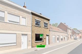 In een doodlopende zijstraat van de Professor Dewulfstraat te Poperinge, bevindt zich deze woning. Vlakbij allerlei voorzieningen zoals...