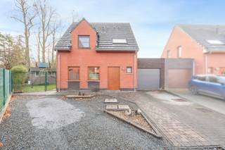 Deze woning uit 2008 combineert comfort met een ideale ligging. De lichtrijke veranda en zuidgerichte, volledig omheinde tuin zorgen voor een...