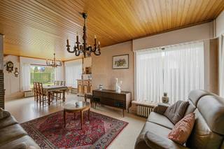 - Rustige ligging in Dadizele-centrum: Millesteenstraat 7- Kloeke halfopen woning op een perceel van 662 m²- Ruime, lichtrijke leefruimte met open...