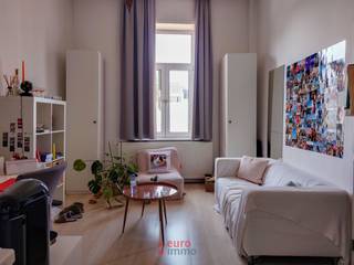 Très belle chambre d'étudiant à louer à Louvain. Dotée d'une belle finition, d'une kitchenette privée et entièrement meublée, cette chambre, combinée à son bon emplacement, est un véritable gagnant dans le segment ! Wifi, salle de bain séparée, c'est un must pour commencer vos études en toute tranquillité ! Situé à proximité de plusieurs écoles et des transports en commun. Consommation de 50 EUR par mois. EPC 198