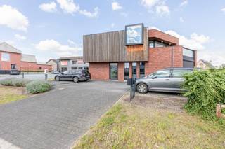 Zeer interessant en<strong> multifunctioneel gebouw </strong>met <strong>verhuurd bovenliggend appartement</strong>, kwalitatieve afwerking en uitzonderlijk energiezuinig karakter.<br />Op een welgelegen en bijzonder zichtbare locatie langs de Lokerse Baan in Belsele vinden we dit <strong>eigentijdse kantoorgebouw</strong> met bovenliggend,<br />momenteel <strong>verhuurd 2 slaapkamer appartement </strong>en <strong>4 autostaanplaatsen</strong>.<br />Een bijzonder veelzijdig eigendom dat professionele uitstraling, wooncomfort, energiezuinigheid en investeringspotentieel op een mooie manier combineert.<br />Het gebouw werd opgericht in <strong>2017</strong> en valt onmiddellijk op door zijn moderne, strakke maar tegelijk speelse en warme architectuur.<br />De kwalitatieve materialen, het uitgekiende maatwerk en de hedendaagse technieken zorgen voor een aangename en representatieve omgeving,<br />zowel voor professioneel gebruik als voor bewoning.<br />Bij het betreden van het pand wordt meteen de praktische indeling duidelijk.<br />Op het gelijkvloers bevindt zich een aparte inkom voor de handels-/kantoorruimte en het bovenliggende appartement,<br />waardoor beide functies <strong>onafhankelijk van elkaar </strong>kunnen functioneren.<br />Dit maakt het eigendom bijzonder interessant voor wie <strong>wonen en werken </strong>wil combineren, maar evengoed voor een investeerder of ondernemer die op zoek is naar een multifunctioneel pand.<br />Een absolute troef is de <strong>volledig onderkelderde verdieping</strong>. Dankzij de aanwezigheid van lichtstraat met daglicht is deze ruimte veel meer dan een klassieke kelder en leent ze zich uitstekend voor tal van doeleinden.<br />Afhankelijk van de activiteit kan deze polyvalente oppervlakte dienstdoen als extra werkruimte, vergaderruimte, showroom, opslag, archief, praktijkruimte, hobbyruimte of andere ondersteunende functie. <br /><br />Ook op energetisch vlak onderscheidt dit pand zich. Met een <strong>E-peil 50</strong> beschikt het gebouw over een zeer gunstig energetisch profiel. Dit is mede te danken aan de goed geïsoleerde gebouwschil, de aanwezigheid van zonnepanelen en de toepassing van een <strong>geothermische warmtepomp</strong>. Deze duurzame installatie staat in voor zowel vloerverwarming als vloerkoeling, waardoor het gebouw het hele jaar door een aangenaam binnenklimaat biedt met een efficiënte energiehuishouding.<br /><br />Het bovenliggende appartement vormt bovendien een interessante aanvullende troef. Het is momenteel verhuurd aan € 900 per maand, inclusief kosten,<br />waardoor het pand naast zijn functionele en commerciële mogelijkheden ook meteen een actuele huuropbrengst genereert.<br /><br /><strong>Interessante combinatie van werken, wonen en investeren</strong><br />Een uitzonderlijk veelzijdig en kwalitatief eigendom voor ondernemers, vrije beroepers, investeerders of wie op zoek is naar een combinatie van professionele ruimte en residentieel rendement. De combinatie van de zichtlocatie, de polyvalente indeling, de kwalitatieve afwerking en de duurzame technieken maakt van dit pand een eigendom met een bijzonder breed gebruikspotentieel.<br /><br />Kortom aarzel niet om een afspraak te maken voor een bezoek via vastgoed@claves.be of het nummer 03/5029874