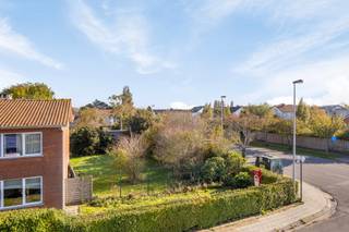 <p>Bent u op zoek naar een bouwgrond voor halfopen bebouwing in Oostende? Dan biedt dit perceel van 421 m², gelegen in de residentiële omgeving van Oud Vliegveld, een mooie opportuniteit om uw eigen woning te realiseren.<br /> </p>
<p>Kenmerken:</p>
<ul><li>Totale oppervlakte van 421 m²</li><li>Bestemd voor halfopen bebouwing</li><li>Mogelijkheid om een woning volledig naar eigen smaak te realiseren</li><li>Aangename en residentiële ligging</li><li>Vlotte verbinding met het centrum van Oostende</li><li>Goede bereikbaarheid via de belangrijke invalswegen</li><li>Winkels, handelszaken en andere dagelijkse voorzieningen in de nabije omgeving</li><li>Interessante ligging voor wie rustig wil wonen met de stad binnen handbereik</li></ul>
<p>Een mooie kans voor wie op zoek is naar een bouwgrond in Oostende en een moderne, energiezuinige woning volledig naar eigen wensen wil realiseren.</p>
<p> </p>
Neem vandaag nog contact op met je ERA-makelaar voor een bezoek.<br /><br />JOUW DROOMAPPARTEMENT. ZO GEVONDEN!