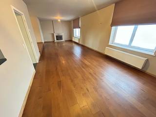 <strong>Unieke vierkantshoeve met weide op 4000m² te Wervik te huur.</strong><br /><br /><strong>Dit bestaat uit</strong><br />* <u>Woning:</u> inkomhal, apart toilet, ruime living met cassette, keuken, 3 slaapkamers, badkamer en kelder<br />* <u>Loods 1:</u> 190m² ; verdeeld in verschillende compartimenten<br />* <u>Loods 2:</u> 130 m³ ; hooischuur en zolder<br /><strong>Pluspunten:</strong>
<ul><li>Uniek verzicht</li><li>Rustige landelijke ligging</li><li>Mogelijkheid tot houden van dieren (geiten, pony, schapen)</li><li>Op 3 minuten van oprit autostrade Beselare</li></ul>
<strong>Interesse?</strong> Klik hier! <br />https://mijnhuurprofiel.be/property/f9524ed5-edd4-4d6f-8f51-f0291b2c28b3