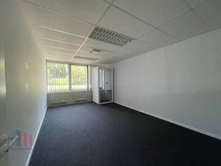 Kwalitatief kantoor van 252 m² met 73 m² magazijnruimte te huur.Gelegen op slechts 700 m van de op- en afrit Sint-Agatha-Berchem van de Brusselse...