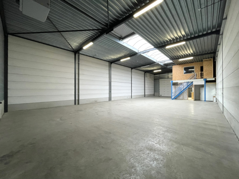 Zeer goed gelegen KMO-unit van 310 m² met mezzanine en 3 parkeerplaatsen - foto 2