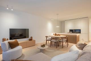 Goed gelegen 3-slaapkamerappartement aan de zonnekant van de Leopoldlaan, dit op enkele stappen van de Zeedijk en het Van Bunnenplein en...