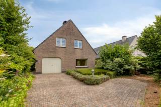 Zeer rustig gelegen open bebouwing te Ternat (Sint-Katherina-Lombeek) in dichte nabijheid van warenhuizen, scholen, treinstation en op-en afrittencomplex E40(Affligem). De woning werd als volgt ingedeeld: op het gelijkvloers: inkomhal met gastentoilet, ruime leefruimte, keuken met ontbijthoek, berging/wasplaats, veranda en garage. De nachthal geeft op de eerste verdieping toegang tot 3 slaapkamers, badkamer en afzonderlijk toilet. Verwarming via elektrische accumulator (zonnepanelen aanwezig) De woonst geniet van een prachtige en ruime tuin (mogelijkheid voor beestjes achteraan). Het tuinonderhoud zit in de prijs inbegrepen. Wenst u meer informatie of een bezoek? Aarzel niet ons te contacteren via Affligem@immoaccenta.be