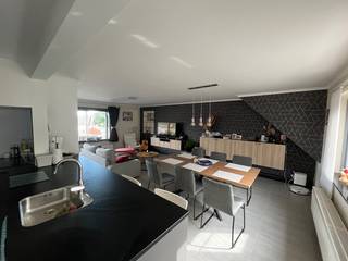 Appartement op 2e verdieping met ruim (100m2) terras en garage. 2 slaapkamers, bureau, badkamer, leefruimte met open keuken. In het centrum van Beerse nabij winkels, scholen en horeca.<br />Verbouwd in 2020, ramen vernieuwd in 2024.<br />EPC C, asbest veilig.