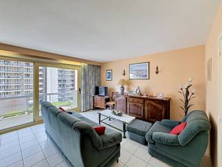 Ontdek dit ruime appartement, centraal gelegen op slechts enkele stappen van het strand, de winkels en het openbaar vervoer van Nieuwpoort-Bad.Het...