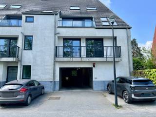 Privatieve autostaanplaats te huur in een recent gebouw te AalstOp zoek naar een veilige, privatieve autostaanplaats in Aalst?Deze ondergrondse...