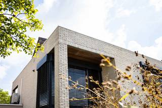 Vous recherchez une maison spacieuse et économe en énergie dans un environnement calme ? Cette maison prête à emménager est située dans un quartier résidentiel d'Asse.<br />La maison a fait l'objet d'une rénovation complète en 2013 et a été agrandie pour accueillir un bureau supplémentaire et un local professionnel. D'autres investissements ont été réalisés par la suite : des travaux de peinture ont été effectués récemment et la cuisine a été rénovée. Celle-ci est entièrement équipée, avec notamment un réfrigérateur, un four à micro-ondes, un four, une cave à vin et une hotte aspirante encastrée.<br /><br />Au rez-de-chaussée se trouvent un hall d’entrée, un salon avec cuisine ouverte, un débarras et un garage. On y trouve également un bureau et une salle de loisirs, qui peuvent parfaitement servir de chambre supplémentaire ou de cabinet professionnel. Cette partie est en outre accessible séparément.<br />Le premier étage comprend trois chambres. La chambre parentale dispose d’une salle de bains privative avec double lavabo, douche, baignoire et dressing intégré. Il y a également des toilettes séparées et une deuxième salle de douche pour les deux autres chambres. Les combles entièrement aménagés font office de quatrième chambre.<br />Grâce à 16 panneaux solaires, une chaudière à condensation au gaz, une pompe à chaleur air/air et un double vitrage à haut rendement dans des cadres en aluminium, la maison bénéficie d’un label EPC B. <br />Appelez Jordi au 0477/32.61.53