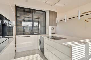 Ontdek deze stijlvolle en hoogwaardig afgewerkte woning (2018), gelegen in een rustige en groene woonwijk te Berendrecht. Deze prachtige woning combineert hedendaagse luxe, hoogwaardige materialen en een doordachte indeling met een uitzonderlijk wooncomfort.<br /><br />Via de inkomhal met ruime vestiaire, gastentoilet en imposante trap betreedt u de lichtrijke leefruimte. De grote raampartijen zorgen voor een aangename lichtinval en benadrukken de prachtige visgraatparket met vloerverwarming. De gezellige zithoek en eetruimte sluiten naadloos aan op de volledig uitgeruste designkeuken (met toestellen van BOSCH), afgewerkt met luxueus Calacatta-marmer.<br /><br />Vanuit de leefruimte geniet u van een prachtig zicht op de ruime, zonnige tuin, die dankzij haar gunstige oriëntatie de ideale plek vormt om in alle rust te ontspannen. Achteraan bevindt zich een praktische tuinberging met mogelijkheden voor een hobbyruimte en extra opslag. Via een poortje heeft u bovendien toegang tot de achterliggende servitudeweg, ideaal om fietsen gemakkelijk en veilig te stallen. Uw uitzicht zal ook nooit belemmerd worden dankzij de achterliggende weilanden die agrarisch gebied zijn. <br /><br />Op de eerste verdieping bevindt zich de masterbedroom met aansluitende dressing, die eenvoudig kan worden omgevormd tot een vierde slaapkamer. Daarnaast vindt u een tweede slaapkamer en een stijlvolle badkamer met dubbele wastafel en ruime inloopdouche.<br /><br />De elegante eiken trap leidt naar de tweede verdieping, waar een bijzonder ruime derde slaapkamer of multifunctionele hobbyruimte met ingemaakte kasten op maat op u wacht. Een tweede badkamer, uitgerust met wastafel, toilet en ligbad met jets, zorgt voor extra comfort. Via een uitklapbare trap bereikt u de zolder, die bijkomende opbergruimte biedt.<br /><br />Ook op technisch vlak scoort deze woning uitstekend dankzij haar energiezuinige EPC-label A, vloerverwarming, condensatieketel, regenwaterput van 5.000 liter en waterontharder. Een private oprit maakt het geheel compleet.<br /><br />Bent u op zoek naar een instapklare, energiezuinige woning waar luxe, rust en verfijnde afwerking samenkomen? Laat u verrassen door deze unieke woongelegenheid, omgeven door prachtige weilanden, en plan vandaag nog uw bezoek!<br /><br />Extra troeven: EPC A | Bouwjaar 2018 | Designafwerking | Visgraatparket | Vloerverwarming | 3 tot 4 slaapkamers | 2 badkamers | Zonnige tuin | Tuinberging | Private oprit | Regenwaterput 5.000 L | Waterontharder