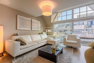 Duplex-appartement met mooi zonneterras op toplocatie in Knokke.Ontdek dit charmante duplex-appartement in het hart van Knokke, ideaal gelegen aan de zonnekant van de Zoutelaan, vlakbij de Lippenslaan en op wandelafstand van het strand.Indeling: op de benedenverdieping: inkomhal met gastentoilet, ingemaakte vestiairekast en technische berging, ruime en lichtrijke leefruimte met grote raampartijen en toegang tot een zonnig terras vooraan, volledig uitgeruste keuken en aangename eetruimte met aansluitend een tweede terras achteraan, tweede berging. Op de bovenverdieping: twee slaapkamers, een badkamer met ligbad, lavabo en toilet, een douchekamer, een afzonderlijk toilet en een extra berging. Dankzij de lichtkoepel is ook op de verdieping veel natuurlijke lichtinval. Private kelder.Grote troeven van dit prachtige duplex-appartement zijn zonder twijfel de ligging, het zonneterras, de functionele indeling met veel bergruimte en ingemaakte kasten!Als extra troef is er een mogelijkheid tot aankoop of huur van een autostaanplaats in de buurt.Een heerlijke plek voor wie comfortabel wil wonen in het centrum, met alle voorzieningen vlakbij.Wenst u bijkomende informatie of wenst u een bezoek in te plannen? Contacteer Nathalie Colpaert op het nummer 0495/62 18 81 of via mail info@immocnc.be.