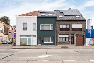 Deze instapklare mooie gezellige gezinswoning werd recent gerenoveerd en heeft 3 mooie slaapkamers. Met zijn EPC score van 105 kwh is het zo goed als een A woning. Het is voorzien van zonnepanelen en airco in alle kamers. <br />De woning is strategisch zeer goed gelegen!<br /><br />Het centrum van Gent is gemakkelijk te bereiken te voet of per fiets. Op amper 10 minuten fietsen ben je in de bruisende stad. Via het openbaar vervoer heb je een vlotte verbinding naar het stadscentrum alsook naar het station Gent St-Pieters en Gent Dampoort.<br />Er zijn tal van supermarkten, scholen, restaurants op wandel en/of fietsafstand terug te vinden. <br />Kortom, met de ligging van deze woonst is een auto absoluut niet noodzakelijk. <br />Doch ben je op minder dan 5 min op de R4, waardoor je een vlotte verbinding hebt naar de E17 en de E40. <br />Er is voldoende parkeermogelijkheid op 100 m van de woning.<br /><br />Via de inkomhal komen we terecht in de ruime leefruimte met open keuken. Op het gelijkvloers is er nog een extra bergruimte en toilet voorzien. We vinden er ook de toegang tot de kelder terug.<br />Op de eerste verdieping bevinden zich 2 ruime slaapkamers alsook de badkamer en de toegang tot het aangename terras. Dit om lekker lang te genieten, met voldoende privacy. <br />De 2de verdieping van de woning is de kers op de taart. Een hele grote lichtrijke ruimte, die kan dienen tot master bedroom, bureau of hobbyruimte, of een combinatie van de drie.<br /><br />Extra troeven :<br />- De woning werd in 2022 gerenoveerd en is perfect onderhouden<br />- Met zijn Epc B (105 kwh) score heeft het een gunstige waarde, waardoor de energiekost beperkt is<br />- De zonnepanelen en de airco toestellen in de slaapkamers zijn een absolute meerwaarde<br />- De eigenaars hebben geïnvesteerd in een water ontharder en elektrische rolluiken wat bijdraagt tot meer comfort<br />- Zomer of Winter, op het terras kan je het hele jaar door genieten van de buitenlucht<br /><br />Deze opportuniteit is ideaal voor wie in de stadsrand van Gent wil wonen. De indeling, de ruimtes en het aangename terras bieden dit huis alles om er een echte thuis van te maken<br /><br />Beschikbaar vanaf 1/06/2027. Akte datum is voorzien eind maart 2027. Via het verlengd genot blijven de eigenaars nog maximaal 2 maanden in de woning wonen mits het betalen van een bezettingsvergoeding van 1500 EUR aan de nieuwe eigenaars. <br /><br />Interesse in deze TOPPER? Contacteer dan snel Topvastgoed voor een bezoek op het nummer 0475 700 700