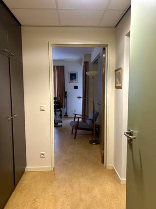 Deze moderne assistentiewoning bevindt zich in Heverlee in WZC Vogelzang en biedt de ideale combinatie van zelfstandig wonen met de zekerheid van ondersteuning en diensten wanneer nodig.<br />Bij het betreden is er een inkomhal met ingebouwde vestiaire, die uitkomt op een praktische badkamer met douche en toilet. Verder beschikt de woning over een ruime slaapkamer en een lichtrijke woon- en eetkamer die rechtstreeks toegang geeft tot een terras waar het heerlijk vertoeven is. De keuken is functioneel ingericht en aansluitend is er een berging voorzien met aansluiting voor een wasmachine.<br />Dankzij de doordachte indeling en de overvloedige lichtinval is dit een bijzonder aangename plek om te wonen. Bewoners genieten hier van alle comfort en privacy, terwijl ze tegelijk beroep kunnen doen op een uitgebreid aanbod van diensten en ondersteuning die verbonden zijn aan het woonzorgcentrum. Deze assistentiewoning is daarmee de perfecte oplossing voor wie zijn zelfstandigheid wil behouden, maar toch waarde hecht aan zekerheid en nabijheid van zorg.