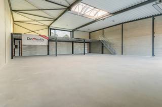 <strong>Moderne en kwalitatieve nieuwbouw bedrijfsunits</strong><span>, ideaal voor ondernemingen die op zoek zijn naar functionele, duurzame en flexibel in te richten bedrijfsruimte.</span><br /><span>De bedrijfsunits hebben een </span><strong>oppervlakte vanaf 353 m² tot 379m²</strong><span>en beschikken over een </span><strong>vrije hoogte van 6,4 meter</strong><span>, wat ruime mogelijkheden biedt voor opslag, productie of ateliergebruik. De units worden </span><strong>casco opgeleverd</strong><span>, waarbij </span><strong>maatwerk en aanpassingen nog mogelijk zijn</strong><span> in overleg met de koper, zoals het plaatsen van tussenvloeren, tussenwanden of het aanpassen van technische specificaties.</span><br /><span>Elke bedrijfsunit is voorzien van </span><strong>drie privatieve parkeerplaatsen</strong><span>. Het gebouw voldoet aan </span><strong>brandklasse C</strong><span> en is opgetrokken in een </span><strong>duurzame staalconstructie</strong><span>. De buitenwanden bestaan uit </span><strong>geïsoleerde betonpanelen tot 3 meter hoogte</strong><span>, gecombineerd met </span><strong>sandwichpanelen</strong><span> aan de bovenzijde. Het dak is volledig </span><strong>geïsoleerd</strong><span> en uitgerust met een </span><strong>lichtstraat met geïntegreerde rook- en warmteafvoer (RWA)</strong><span>, wat zorgt voor natuurlijk daglicht en extra veiligheid.</span><br /><span>Verder beschikt elke unit over:</span><br />
<ul>
<ul>
<li>Een<span> </span><strong>elektrische, geïsoleerde sectionaalpoort</strong><span> </span>van ca.<span> </span><strong>4,0 m x 4,5 m</strong></li>
<li><strong>Nutsleidingen voorzien tot in de unit</strong></li>
<li>Een <strong>polybetonvloer</strong>, af te stemmen na bespreking met de koper</li>
<li>Een <strong>regenwaterput van 10.000 liter per unit</strong></li>
<li>Een <strong>groot raam met uitzicht op de omliggende natuur</strong>, wat bijdraagt aan een aangename werkomgeving</li>
</ul>
</ul>
<span>Uitstekende locatie en bereikbaarheid</span><br /><span>Het project is gelegen op een </span><strong>bruisend bedrijvenpark in Beerse</strong><span> en geniet van een </span><strong>optimale ligging</strong><span> tussen Antwerpen en Turnhout. Dankzij de </span><strong>vlotte aansluiting op de E34</strong><span> is het bedrijvenpark uitstekend bereikbaar voor zowel personeel als klanten.</span><br /><span>Ook met de fiets is de locatie bijzonder goed ontsloten: het </span><strong>centrum van Beerse</strong><span> bereikt u in ongeveer </span><strong>5 minuten</strong><span>, terwijl u </span><strong>binnen 15 minuten</strong><span> in het </span><strong>centrum van Turnhout</strong><span> bent.</span><br /><span>Het </span><strong>openbaar vervoer</strong><span> is ruim aanwezig, met </span><strong>meerdere bushaltes in de directe omgeving van het bedrijvenpark</strong><span>. Het </span><strong>treinstation</strong><span> bevindt zich op ongeveer </span><strong>10 minuten</strong><span>, wat zorgt voor een extra vlotte verbinding met de omliggende regio’s.</span><br /><br /><span>Interessant investeringsproduct</span><br /><span>De combinatie van </span><strong>kwalitatieve nieuwbouw</strong><span>, een </span><strong>strategische ligging</strong><span> en een </span><strong>flexibele indeling</strong><span> zorgt ervoor dat de units </span><strong>vlot verhuurbaar</strong><span> zijn en een </span><strong>duurzaam rendement op lange termijn</strong><span> bieden. Hierdoor is dit project bijzonder aantrekkelijk voor investeerders die inzetten op </span><strong>zekerheid, stabiliteit en toekomstwaarde</strong><span>.</span>