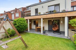p zoek naar een ruime, energiezuinige gezinswoning met tal van mogelijkheden in een aangename buurt van Wilrijk? Dan is deze woning zeker een bezoek waard.<br /><br />Bij aankomst geniet je meteen van het comfort van een brede oprit met plaats voor twee wagens én een ruime garage, zodat parkeren altijd eenvoudig en zorgeloos verloopt.<br /><br />Binnen word je verwelkomd in een verrassend ruime woning, ideaal voor grote gezinnen of wie graag extra ruimte heeft. Een woning die moeiteloos meegroeit met jouw toekomstplannen.

<p>Ook op vlak van energie scoort deze woning uitstekend. Dankzij de recente dak- en gevelisolatie, vernieuwde ramen, zonnepanelen en een nieuwe verwarmingsketel geniet je van een aangenaam wooncomfort én een lagere energiefactuur.</p>

<p>Gelegen op een vlot bereikbare locatie in Wilrijk, met winkels, scholen, openbaar vervoer en belangrijke invalswegen in de nabije omgeving, combineert deze woning ruimte, comfort en een gunstige ligging.</p>
Belangrijkste ruimtes:<br />• Royale inkomhal<br />• Inpandige garage met automatische poort<br />• Vier slaapkamers<br />• Twee badkamers met douche, toilet en wastafel in meubel<br />• Lichtrijke woonkamer<br />• Ingerichte keuken<br />• Zolder met vaste trap én potentieel voor 2 à 3 extra slaapkamers<br />• Zonnige tuin (40 m²)<br /><br />Troeven:<br />• Rustige straat met uitstekende bereikbaarheid en nabij centrum Wilrijk<br />• Vier volwaardige slaapkamers met mogelijkheid tot uitbreiding<br />• Energiezuinige woning<br />• Airco<br /><br />Neem vandaag nog contact op met je ERA-makelaar voor een bezoek. JOUW DROOMHUIS. ZO GEVONDEN!