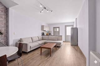 Bent u op zoek naar een ideale starterswoning of een interessante investering?Dan is deze volledig vernieuwde woning in het centrum van Lokeren...