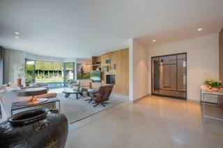 <p>Verscholen in een groene en rustige omgeving bevindt zich deze recent hoogwaardig gerenoveerde villa, waar luxe, comfort en privacy naadloos samenkomen. Een unieke woonplek voor wie op zoek is naar rust, ruimte en een verfijnde afwerking, op slechts een kwartiertje fietsen van het strand.</p>
<p>De woning verwelkomt u met een lichtrijke leefruimte voorzien van een sfeervolle open haard, die uitkijkt op de prachtige tuin en het zonnige zwembad. De doordachte indeling en hoogwaardige materialen zorgen voor een warme, tijdloze uitstraling.</p>
<p>De villa beschikt over drie volwaardige slaapkamers en twee stijlvolle badkamers, aangevuld met een afzonderlijk bureau dat zich perfect leent voor thuiswerk of een rustige hobbyruimte.</p>
<p>Buiten geniet u van een fraai aangelegde tuin met zwembad, waar u in alle privacy kunt ontspannen te midden van het groen. Hier ervaart u elke dag het gevoel van vakantie, terwijl alle troeven van Knokke binnen handbereik liggen.</p>
<p>Deze instapklare villa biedt een uitzonderlijke combinatie van rust, elegantie en een uitstekende ligging. Een zeldzame opportuniteit voor wie exclusief wonen wil combineren met de nabijheid van natuur, strand en het bruisende leven van Knokke.</p>