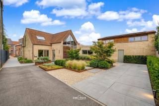 Deze verzorgde open bebouwing, gelegen in de rustige Kraanbroekweg in Bornem, biedt een aangename combinatie van ruimte, licht en energiezuinig comfort. Dankzij het EPC-label C en de aanwezigheid van zonnepanelen geniet u van een energiezuinige woning met lagere verbruikskosten.
Bij het betreden van de woning komt u in een inkomhal die toegang geeft tot de lichtrijke leefruimte. Aansluitend bevindt zich de keuken met zicht op de tuin. De woning beschikt over drie volwaardige slaapkamers, ideaal voor een gezin, thuiswerk of hobbyruimte.
De badkamer is praktisch ingericht en uitgerust met zowel een ligbad als een douche, wat zorgt voor extra comfort.
Buiten geniet u van een voor- en achtertuin waar u in alle rust kan ontspannen, tuinieren of gezellig samenkomen met familie en vrienden. De open bebouwing zorgt bovendien voor extra privacy en een aangenaam ruimtelijk gevoel.
Troeven van deze woning:
•	Open bebouwing
•	Rustige ligging in Bornem
•	EPC-label C
•	Zonnepanelen
•	3 slaapkamers
•	Badkamer met bad én douche
•	Voor- en achtertuin
Bent u op zoek naar een charmante woning met ruimte en potentieel op een rustige locatie? Contacteer ons dan vandaag nog voor meer informatie of een bezoek.
