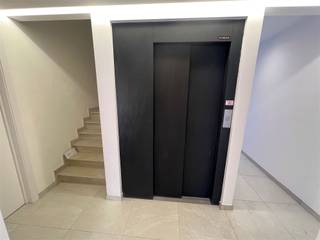 <p>A LOUER - Appartement rénové avec 2 chambres, terrasse et garage - Turnhout centre</p><p>Appartement récemment rénové avec 2 chambres à coucher, cuisine moderne, salle de bain avec baignoire, terrasse ensoleillée et garage privé.<br />Situé dans un endroit privilégié dans le centre de Turnhout, à proximité des magasins et des transports en commun.<br />Efficacité énergétique (EPC A) - frais fixes : seulement €25/mois.</p><br /><br />