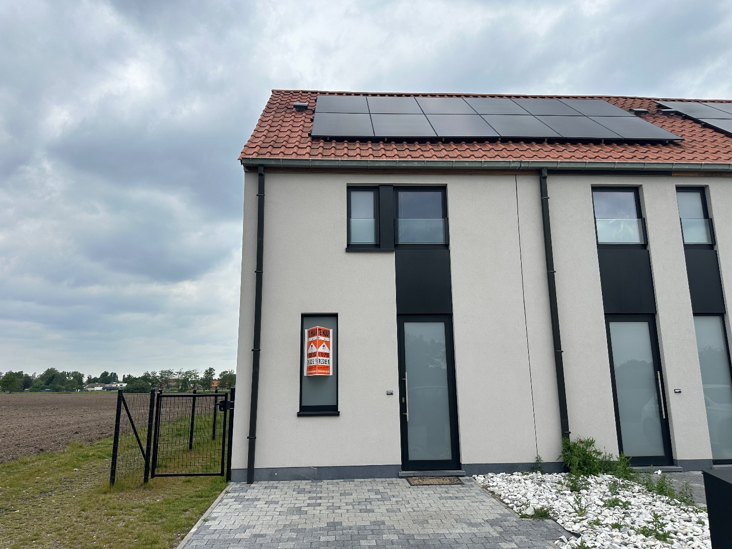 Moderne halfopen bebouwing met 2 slaapkamers nabij centrum Evergem - foto 1
