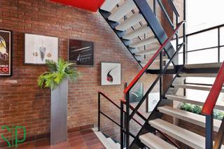 Het appartement heeft de volgende indeling: Men komt binnen in de ruime inkomhal met apart toilet. Van hieruit kan men verder naar de...