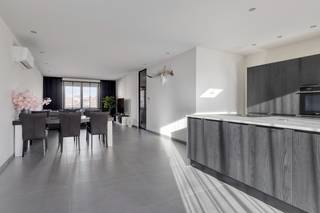 Volledig gerenoveerde woning in hartje Veldwezelt/LanakenWelkom in Kerkveld 45 in Lanaken: een charmante woonst uit 1946 die dankzij recente,...