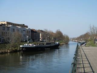 Opbrengsteigendom bestaande uit 18 studentenkamers en twee autostaanplaatsen gelegen aan de Bargiekaai<br /><br />Bijzondere investeringsopportuniteit door de grote vraag en het grote tekort aan studentenhuisvesting op de Gentse vastgoedmarkt.<br /><br />Alle 18 eenheden beschikken over de nodige geldige conformiteitsattesten tem 15/03/2033. De opbrengsteigendom heeft een stabiele maandelijkse huurinkomst van € 8150 per maand exclusief kosten (5,2% bruto rendement). Extra aangerekende kost per kamer voor EGW en internet is € 80/maand. Elektrische keuring conform.<br /><br />Kortom een interessante opportuniteit door zijn stabiele inkomsten, huurpotentieel en verzekerde toekomstige bezetting