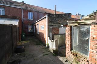 Deze ruime, volledig te renoveren woning is ideaal voor kandidaten die een woning volledig naar hun eigen zin willen afwerken. Ze is zeer gunstig gelegen, aan de stadsrand, aan een invalsweg naar het centrum, op wandelafstand van de ring, vlakbij scholen, bakker, supermarkten (Delhaize, Aldi, Albert Heijn...). Bekijk zeker de plannen met volledige indeling op www.bols.be. U kan dan al beginnen plannen hoe u de verbouwing gaat aanpakken ;). De woning is volledig te renoveren (ook het dak dient vernieuwd te worden). Er zijn wel al vernieuwde ramen met dubbele beglazing. De woonkamer is ruim en licht. Er zijn 3 slaapkamers op de eerste verdieping en op de zolderverdieping kan u 1 grote of 2 gewone slaapkamer creëren. U kan een mooie stadstuin aanleggen als u het bijgebouwtje afbreekt. Niet gelegen in een overstromingsgebied: P- en G-score: A. Geen onroerend erfgoed. Maatregelenregister: geen maatregelen.