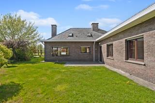 <p>ALTRO VASTGOED VERKOOPT: Bezoek op afspraak</p><p>Bent u op zoek naar de perfecte balans tussen rust, ruimte en een centrale ligging in Deinze? Deze vrijstaande bungalow ligt in een geliefde, groene woonwijk waar u geniet van stilte terwijl het bruisende stadscentrum en het station zich op wandelafstand bevinden. De woning is doordacht ingedeeld en biedt het grote comfort van volledig gelijkvloers wonen op een mooi en aangenaam perceel.</p><p>Het hart van de woning is de ruime centrale leefruimte waar het daglicht prachtig binnenvalt. De aangrenzende keuken is functioneel ingericht en biedt een mooie kans om deze naar eigen smaak op te frissen. Verder beschikt de woning over een badkamer en twee volwaardige slaapkamers met zicht op de onderhoudsvriendelijke tuin.</p><p>Een absolute troef is de inpandige garage die via een vaste toegang leidt naar de ruime zolderverdieping. Deze zoldervloer is reeds geïsoleerd en biedt een aanzienlijk potentieel om extra slaapkamers of een hobbyruimte te creëren. Dankzij het gunstige EPC-label D valt deze woning niet onder de renovatieverplichting, wat u de vrijheid geeft om in uw eigen tempo aanpassingen te doen.</p><p>Dit is een unieke opportuniteit voor wie houdt van een solide woning op een gegeerde locatie met veel privacy.</p><p>Indien u dit pand en het aanwezige potentieel ter plaatse wenst te ontdekken, kan u voor een bezoek of meer informatie contact opnemen met Leen via 0478/69.84.34 of via Leen@altro-vastgoed.be.</p>