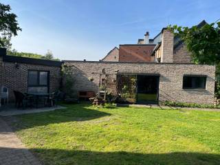 Op zoek naar een degelijke en ruime woning met een gunstig EPC? Deze halfopen bebouwing, gelegen op de grens met Hove en Lint, combineert ruimte, bereikbaarheid en duurzaamheid op de ideale manier.<br /><br />Je betreedt de woning via de praktische inkomhal met voldoende plaats voor jassen en schoenen. Van hieruit kom je in de gezellige leefruimte, welke naadloos overloopt in de keuken. Beide ruimtes staan in directe verbinding met de tuin, wat zorgt voor een aangename sfeer en een fijne interactie tussen binnen en buiten – of je nu geniet van de warmte van de houtkachel of liever buiten aan de slag gaat.<br /><br />De badkamer is uitgerust met zowel een douche als een bad, ideaal voor een snelle ochtendroutine of een ontspannen moment ’s avonds. De wasmachine en droogkast vinden hun plek in een afzonderlijke wasplaats.<br /><br />De woning beschikt over vier slaapkamers, waarvan één met een aanpalende dressing. Daarnaast is er nog een praktische berging die perfect kan worden ingericht als bureau- of hobbyruimte.<br /><br />Buiten is het leuk vertoeven in de volledig omheinde tuin met vernieuwde afsluiting. Perfect voor kinderen, huisdieren of gewoon om in alle privacy te genieten. De aparte oprit en bijhorende garage zorgen voor extra comfort en maken het geheel compleet.<br /><br />Het pand bevindt zich op korte afstand van het centrum, het treinstation en de fietsostrade. Scholen, winkels en andere voorzieningen zijn vlot bereikbaar, wat deze woning bijzonder aantrekkelijk maakt voor gezinnen en pendelaars.<br /><br />Mede dankzij een recente dakvernieuwing, gevelisolatie en regenwaterput scoort deze woning sterk op vlak van energiezuinigheid.<br /><br />Ben jij ook klaar voor de toekomst? Maak dan zeker een afspraak!<br />vg, wg, gdv, gvk, gvv, geen vermelding in het maatregelenregister