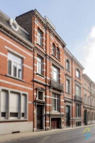 Dit uniek herenhuis is te koop in het centrum van Geraardsbergen.<br /><br />Het huis heeft een ruime inkomhal dat een uitzonderlijk mooie mozaïekvloer heeft, via de inkomhal kan je naar de garage (de inrijpoort is vrij laag) of via de trap kom je in de woonkamer en keuken.<br />Vooraan in het huis is er een ruimte dat kan dienen als bureau, zitplaats enz, deze kan worden afgescheiden van de living door een deur uit meerdere delen.<br />De living en eetplaats hebben grote vensters die uitkijken op de mooie tuin, de ramen beneden zijn in PVC en werden recent vernieuwd.<br />Links achter ligt de keuken waar je toegang hebt tot het terras. Achter de keuken ligt de vernieuwde badkamer. De badkamer is klein, maar heeft een douche, lavabo en toilet.<br /><br />Bijna elke ruimte heeft een marmeren schouw, de meeste vloeren zijn houten plankenvloeren.<br /><br />Op de tussenverdieping van gelijkvloers naar eerste verdiep bevindt zich een toilet.<br /><br />De eerste verdieping heeft 2 grote slaapkamers. De bovenste verdieping heeft 3 slaapkamers. Op beide verdiepingen dienen de ramen vernieuwd te worden. <br /><br />De zolder is ruim en kan nog verder ingericht worden.<br />Het dak werd vernieuwd.<br /><br />De kelder/garage bestaat uit verschillende ruimtes en komt uit op de tuin.<br />De tuin is uiterst aangenaam en heeft een landschildpad als bewoner sinds 2 generaties.<br /><br />Deze woning heeft veel potentieel en kan bv gebruikt worden voor bureau in te maken voor vrij beroep.<br /><br />Interesse in deze parel? Contacteer Isabelle: 0498/10.69.56 of isabelle@cornelis.be