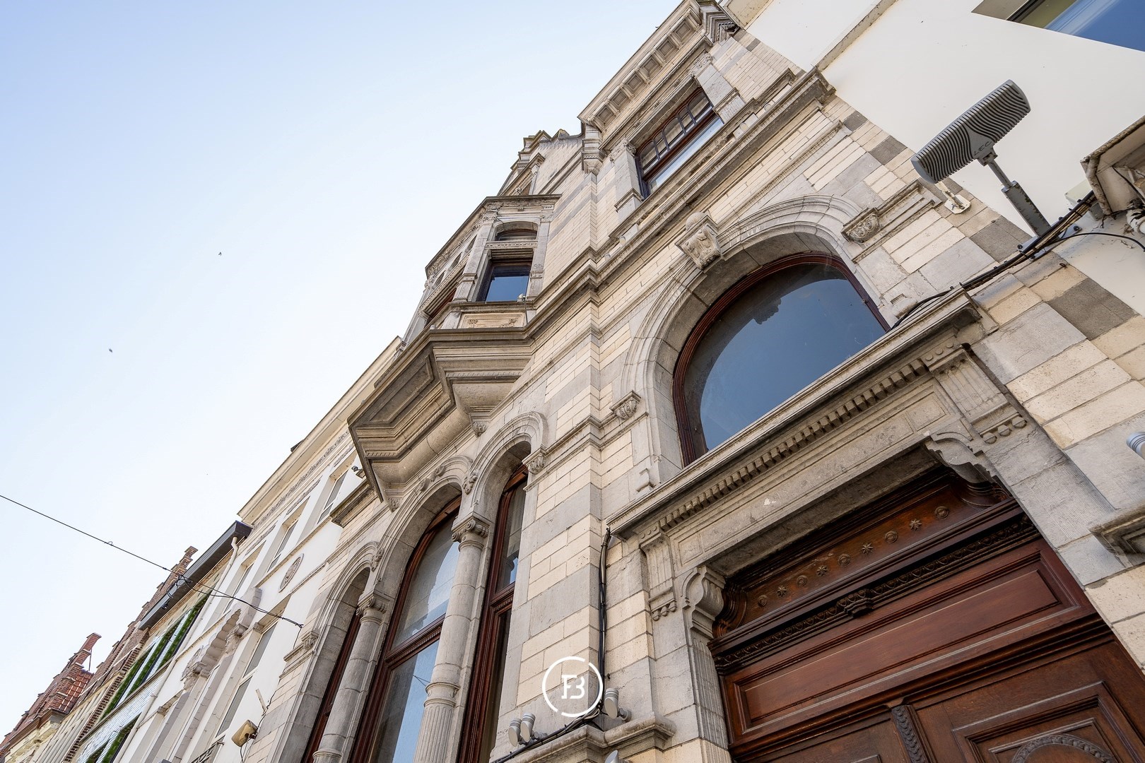 Bâtiment commercial emblématique et prestigieux avec logement au cœur d'Oudenaarde. - photo 1