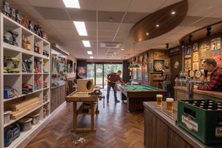 Bent u op zoek naar een veelzijdige eigendom in Kortrijk? Dit pand combineert een commercieel gelijkvloers met een kwalitatief woongedeelte.<br /><br />Troeven van het pand:<br /><br />- Commercieel gelijkvloers: Momenteel verswinkel, maar door de open structuur ook perfect voor kantoor, praktijkruimte of vrije beroepen.<br /><br />- Duplex appartement: Ruim wonen met zowel een terras als een privatieve stadstuin op het gelijkvloers.<br /><br />- Zonnepanelen aanwezig<br /><br />- Voldoende parkeergelegenheid<br /><br />Dit pand kan onderhevig zijn aan de renovatieverplichting die door de Vlaamse overheid wordt opgelegd voor niet-residentiële gebouwen. Consulteer voor meer informatie de website van het Vlaams Energie- en Klimaatagentschap via https://www.energiesparen.be/nr/renovatieverplichting.<br /><br />Bent u op zoek naar een handelspand met woonst te koop in Kortrijk? Aarzel dan niet om ons te contacteren op het nummer 056 21 11 11.<br /><br />Bestuursmaatregelen in het maatregelenregister: nee<br /><br />Deze AI-visualisaties zijn bedoeld als inspiratie. Er werd geen rekening gehouden met technische specificaties, stedenbouwkundige voorschriften of de concrete mogelijkheden tot realisatie.