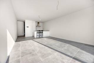 <p>NIEUWBOUW TE KOOP ONDER REGISTRATIERECHTEN<br />Ontdek dit prachtig nieuwbouwappartement (bouwjaar 2025, waarbij de verkoop mogelijk is onder registratierechten ipv BTW), gelegen aan de Handelslei 268 te Zoersel. <br /><br />Dit stijlvolle gelijkvloers appartement combineert hedendaags comfort met een praktische indeling en een aangename buitenruimte, ideaal voor wie op zoek is naar rustig en kwalitatief wonen.</p>
<p>Met een bewoonbare oppervlakte van ca. 90 m² beschikt het appartement over een lichtrijke leefruimte met grote raampartijen en een volledig open, ingerichte keuken. De grote glaspartijen zorgen voor een aangename lichtinval en een mooie, directe connectie met het terras en de privatieve zuidoostgerichte tuin, waar u optimaal kan genieten van de zon en het buitenleven. <span>Verder kunt u binnen dit project genieten van een grote gemeenschappelijke tuin.</span></p>
<p>Het appartement omvat twee volwaardige slaapkamers, een moderne badkamer met inloopdouche en lavabo, een apart gastentoilet en een praktische berging met aansluiting voor wasmachine en technieken. De indeling is doordacht en biedt een comfortabele woonervaring met voldoende opbergruimte.</p>
<p>Daarnaast is het appartement bijzonder energiezuinig dankzij de aanwezigheid van een warmtepomp en zonnepanelen, wat bijdraagt aan een duurzame woonomgeving.</p>
<p>Een bijkomende troef is dat dit appartement wordt verkocht onder registratierechten.</p>
<p>Tot slot is er een ondergrondse autostaanplaats met bijhorende berging verplicht aan te kopen voor €33.000<br /><br />Voor een bezoek of meer info, contacteer Arno via arno@reds.be of 04 98 66 21 41</p>