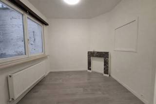 In de De Bruynlaan 102 te 2610 Wilrijk bevindt zich dit aangename gelijkvloers appartement met twee volwaardige slaapkamers.
De woonst beschikt over een lichtrijke leefruimte, een keuken en een badkamer, en biedt een praktische en comfortabele indeling.

Daarnaast is er een gezellige koer, ideaal als extra buitenruimte om even te ontspannen of om fietsen netjes te plaatsen.

Het appartement is voorzien van aparte meters en wordt aangeboden aan een huurprijs van €1.100 per maand.