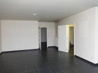 Dit mooi, recent appartement (ca 100 m²) is instapklaar en gelegen op de 1ste verdieping (geen lift). Met ruime inkomhal, ruime living in L-vorm, 1 slaapkamer + 2e kleine kamer als bureel- of dressing te gebruiken, apart ingerichte keuken met berging, apart toilet, badkamer met ligbad en lavabomeubel. In de nabijheid van openbaar vervoer. Huurprijs: 850 euro/maand. Vrij.