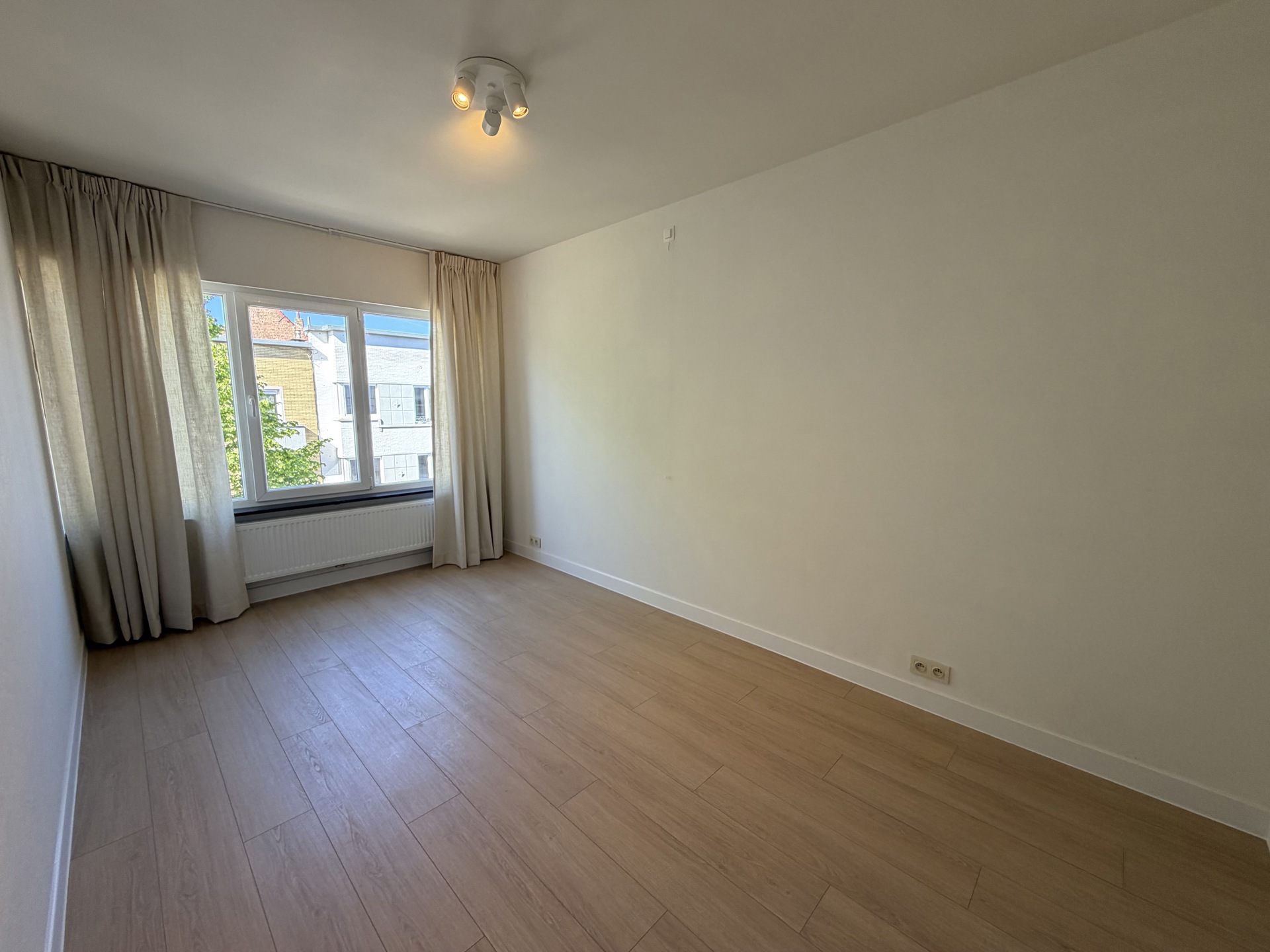 Ruim vernieuwd appartement met twee volwaardige slaapkamers - foto 5